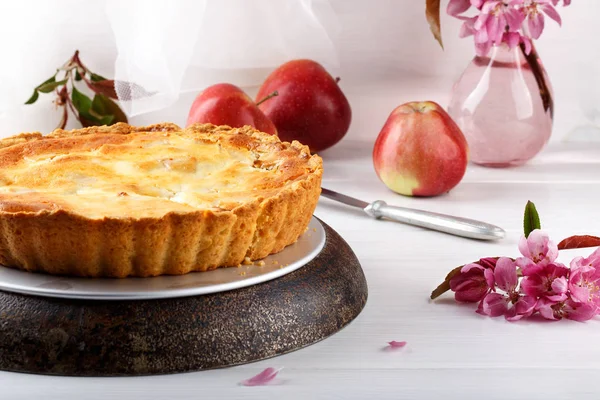 Домашний сливочный яблочный пирог на белом деревянном столе . — стоковое фото