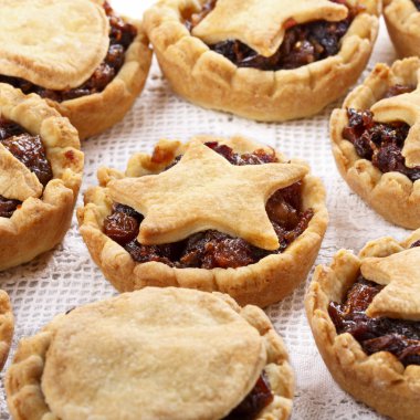 Geleneksel ev yapımı meyve pasta beyaz üzerine kıyma.