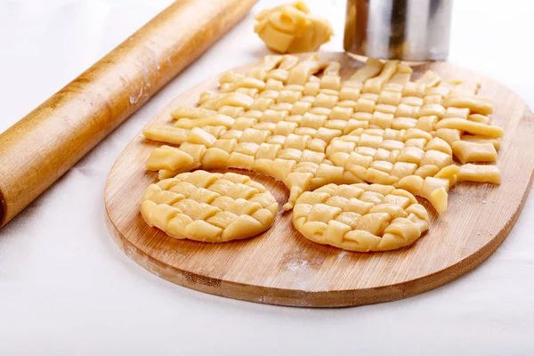 Preparación de galletas trenzadas de shortbread . —  Fotos de Stock