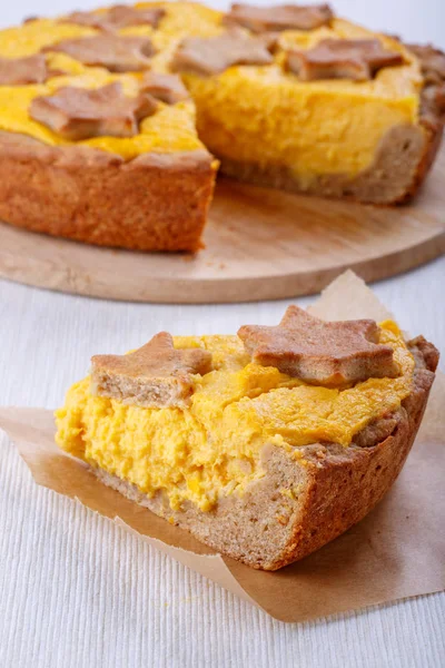 Torta de abóbora caseira tradicional em branco . — Fotografia de Stock