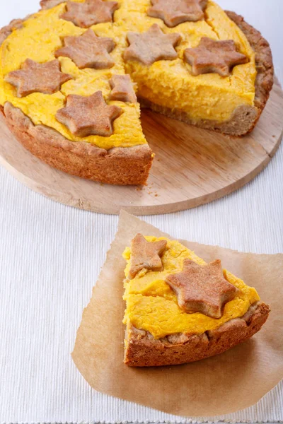 Torta de abóbora caseira tradicional em branco . — Fotografia de Stock