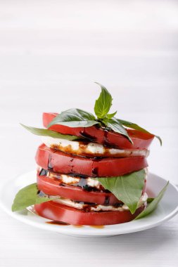 Caprese salatası. Mozzarella peyniri, domates ve fesleğen salata.