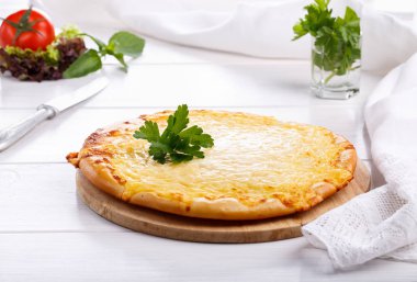 Düz ekmek peynir ile. Bütün gözleme pizza beyaz masa üzerinde.