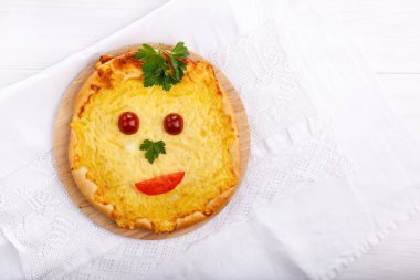 Düz ekmek peynir ile. Bütün gözleme pizza beyaz masa üzerinde.