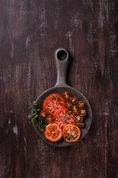 Tomates rojos frescos en rodajas con especias y hierbas — Foto de Stock