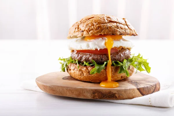 Közeli kép: marha burger fehér háttér. — Stock Fotó