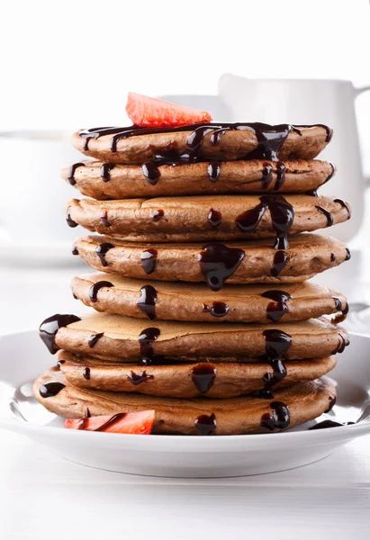 Stapel chocolade pannenkoeken met chocolade topping en strawberr — Stockfoto