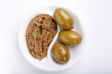 Yeşil Zeytin ve kırmızı ho yapılmış soslu baharatlı zeytin ezmesi
