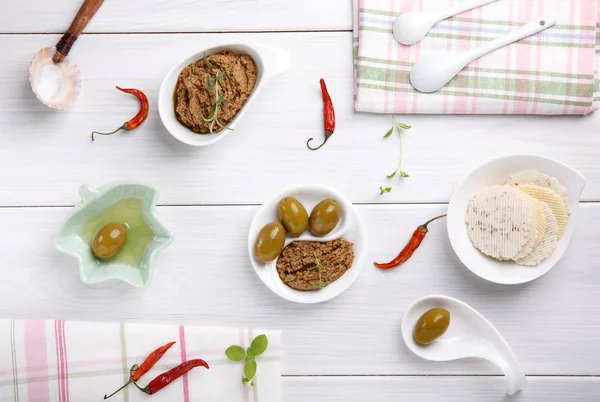 Tapenade jalá pasta de aceitunas picante hecha de aceitunas verdes y ho rojo — Foto de Stock