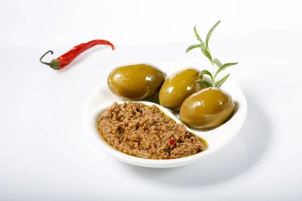 Tapenade, pasta de aceitunas picante hecha de aceitunas verdes y chile rojo picante — Foto de Stock