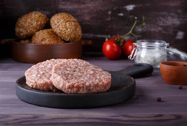 Carne tocată brută de carne de vită tăieturi burger pe fundal din lemn închis . — Fotografie, imagine de stoc