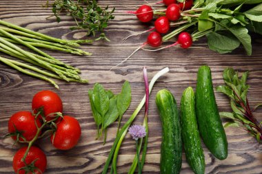 Taze organik sebze ve otlar ahşap tablo. 