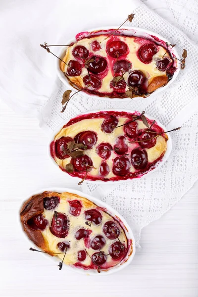 Clafoutis de cereja - sobremesa de fruta doce francesa tradicional . — Fotografia de Stock