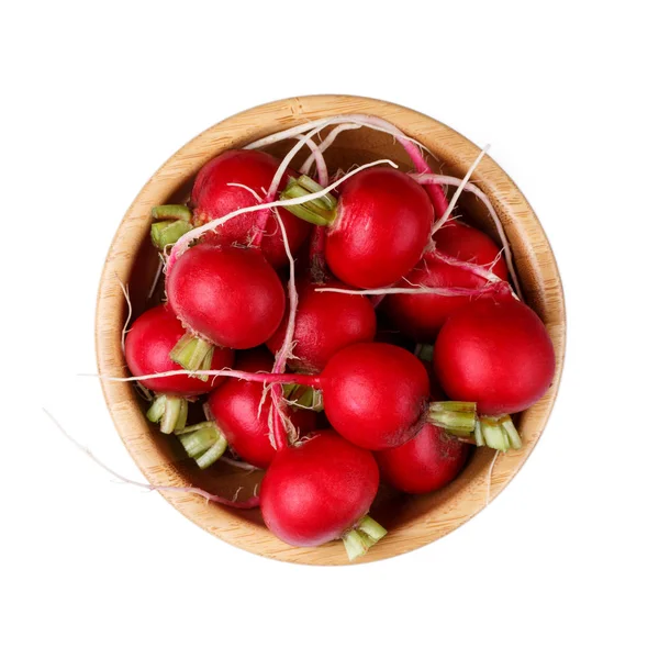 Ravanello rosso in ciotola di legno isolato su sfondo bianco . — Foto Stock