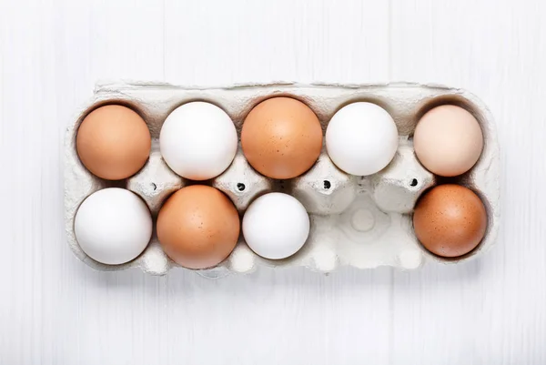 Confezione di uova di pollo da fattoria in contenitore di cartone su bianco . — Foto Stock