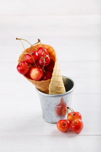 Sweet cherry w stożka wafel na białym — Zdjęcie stockowe