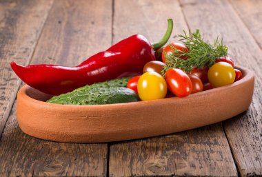 Farklı taze sebzeli tabak. 