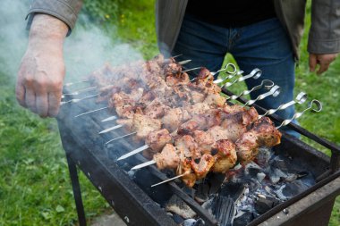 Şaşlık veya shashlyk bir barbekü ızgara üzerinde kömür hazırlama
