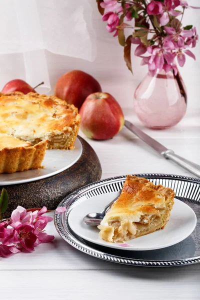Домашний сливочный яблочный пирог на белом деревянном столе . — стоковое фото