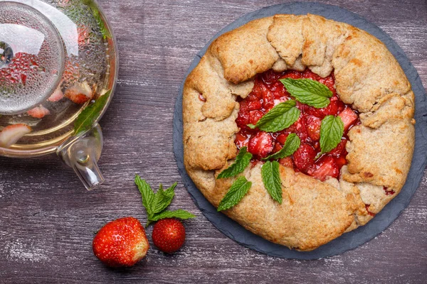 Galette de morango. Caseiro saudável wholegrain berry open pie . — Fotografia de Stock