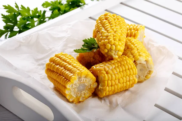 Варена солодка кукурудзяна коба з маслом і сіллю — стокове фото