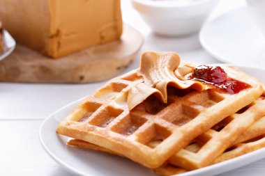 Norveçli brunost beyaz masada. Scandina ile ev yapımı waffle