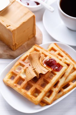 Norveçli brunost beyaz masada. İskandinav br ile kahvaltı