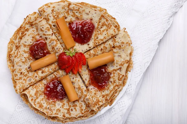 Noors Brunost op witte tafel. Zelfgemaakte pannenkoeken met Scandin — Stockfoto