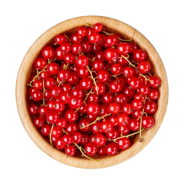 Rote Johannisbeeren in Holzschale isoliert auf weißem Hintergrund. — Stockfoto