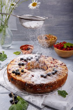 Kırmızı ve siyah frenk üzümü çilek ile Kek