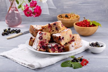 Kırmızı ve siyah frenk üzümü çilek ile Kek