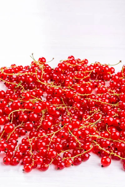 Frische rote Johannisbeeren auf weißem Tisch. — Stockfoto