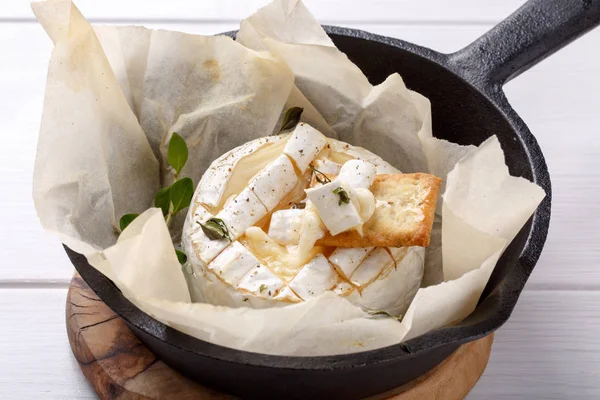 Baked camembert cheese with thyme and pepper — Stock Photo, Image