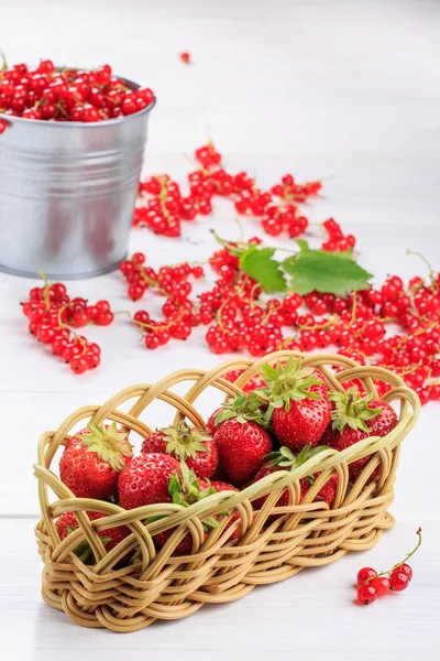 Frische Erdbeeren im Weidenkorb auf einem weißen Tisch — Stockfoto