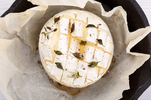 Baked camembert cheese with thyme and pepper — Stock Photo, Image