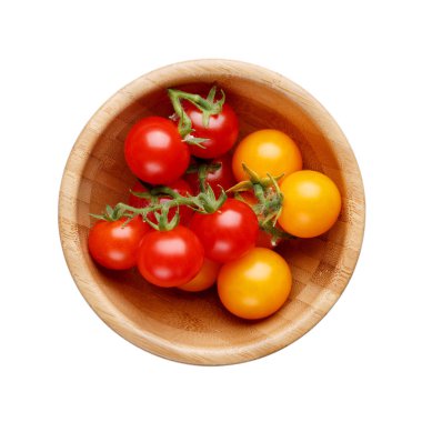 Kırmızı ve sarı küçük kiraz domates ahşap kase izole 