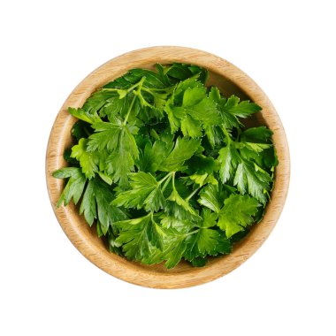 Taze maydanoz beyaz izole ahşap bir kapta bırakır. Top vie