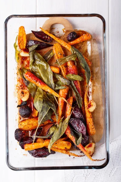 Horno de zanahorias al horno y remolachas con hojas de salvia y ajo . — Foto de Stock
