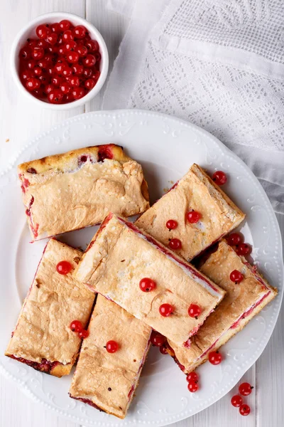 Üstüne beze ile kırmızı frenk üzümü meyve pasta barlar. Üstte görüntü.