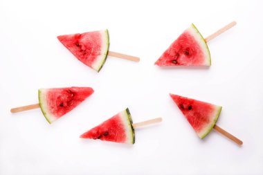 Beyaz arkaplanda karpuz dilimleri.. 