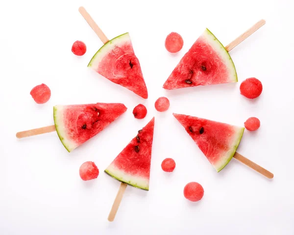 Watermeloen plak ijslolly 's op witte achtergrond. — Stockfoto