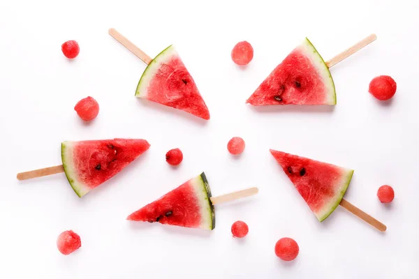 Paletas rebanadas de sandía sobre fondo blanco . — Foto de Stock