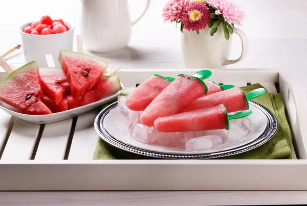 Picolés de melancia e sorvete caseiro de melancia — Fotografia de Stock
