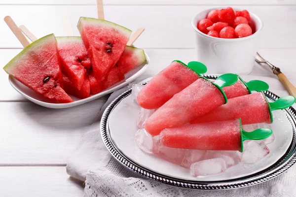 Watermeloen slice ijslolly en zelfgemaakte watermeloen ijs op — Stockfoto