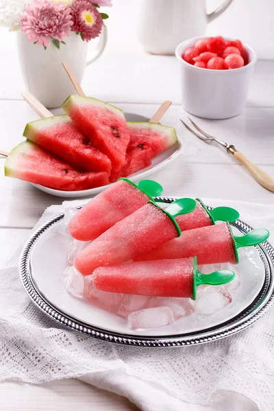 Arbuz plasterek popsicles i domowy lody arbuz na — Zdjęcie stockowe