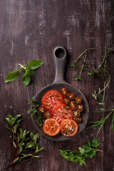 Tomates rojos frescos en rodajas con especias y hierbas — Foto de Stock