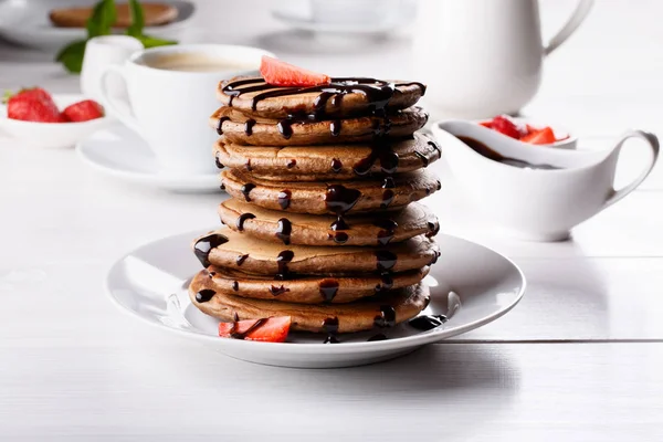 Stapel chocolade pannenkoeken met chocolade topping en strawberr — Stockfoto