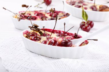 Kiraz clafoutis - geleneksel tatlı meyve tatlı Fransız. 