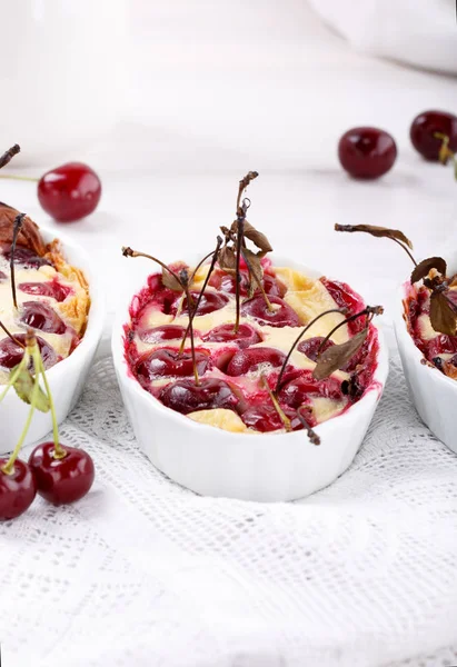 Clafoutis de cereja - sobremesa de fruta doce francesa tradicional . — Fotografia de Stock