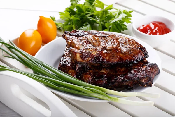 Grillezett sertésborda. Hús BBQ borda mártással tálalva, friss zöldség — Stock Fotó